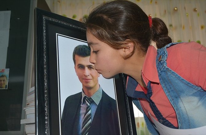 ŞEHİT ÖĞRETMENİN OKULUNDA BURUK KARNE SEVİNCİ