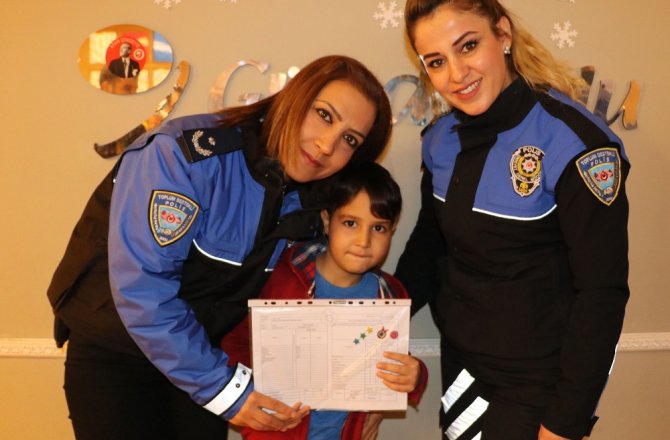 POLİSLERİN ELİNDEN YEMEK YİYEN YAĞIZ KARNESİNİ DE POLİSLERDEN ALDI