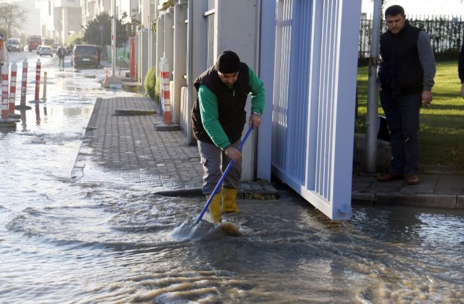 Metro çalışmasında ana su borusu patladı, yollar göle döndü