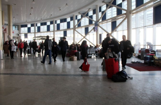 Yollar kapandı: vatandaşlar terminallerde mahsur kaldı