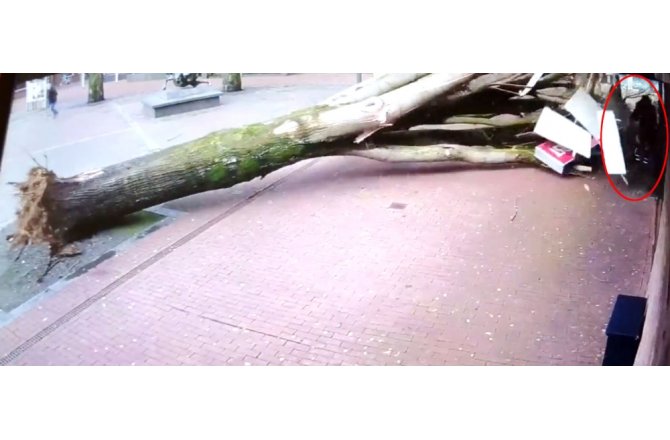 ANNE İLE BEBEĞİ ÖLÜMDEN SANİYELERLE KURTULDU