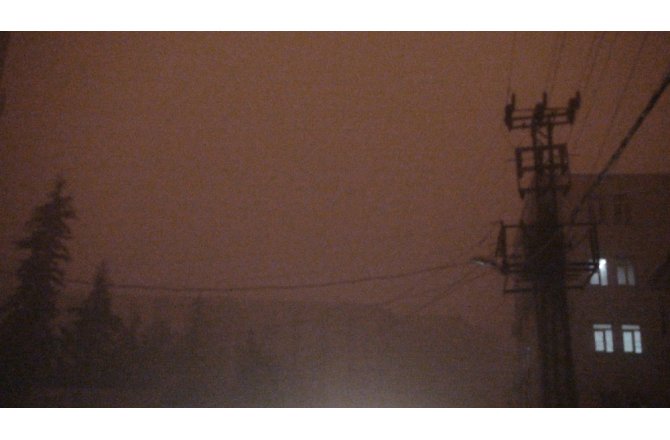 Mardin ve Diyarbakır’da gökyüzü toz bulutlarıyla kaplandı