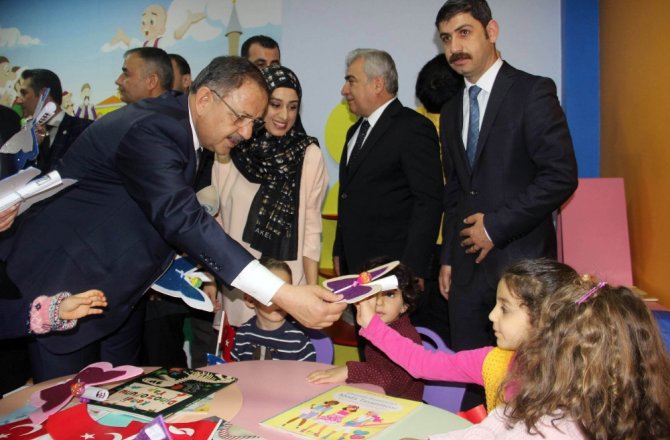 Bakan Özhaseki, minik öğrencilere karne dağıttı