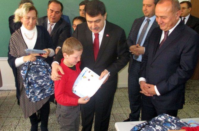 İstanbul Valisi Vasip Şahin öğrencilere karne dağıttı