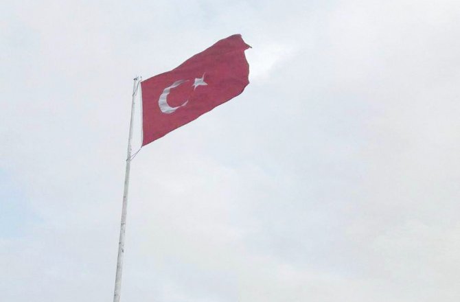 Suriye sınırına dev Türk bayrağı
