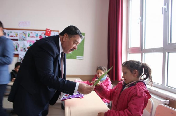 BAŞKAN ÇELEĞEN ÖĞRENCİLERE KARNE DAĞITTI