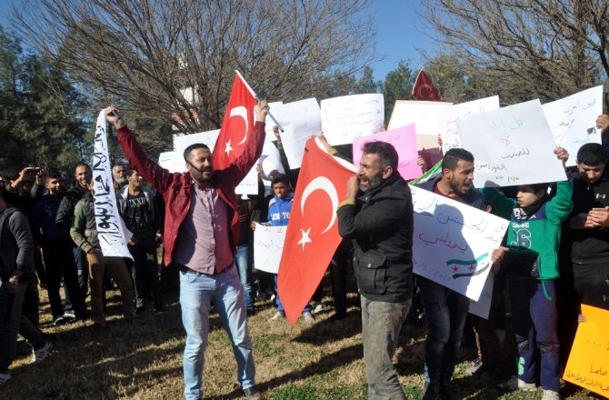Suriyeliler sınırda YPG’yi protesto etti