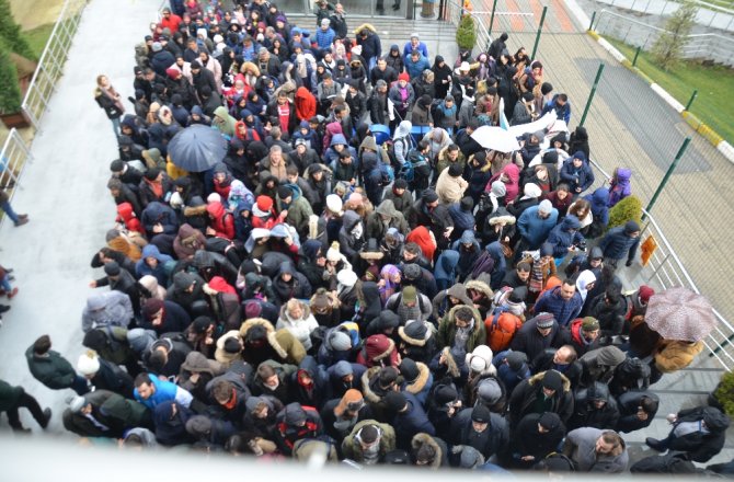 Uludağ’da tatilciler teleferiğe hücum etti