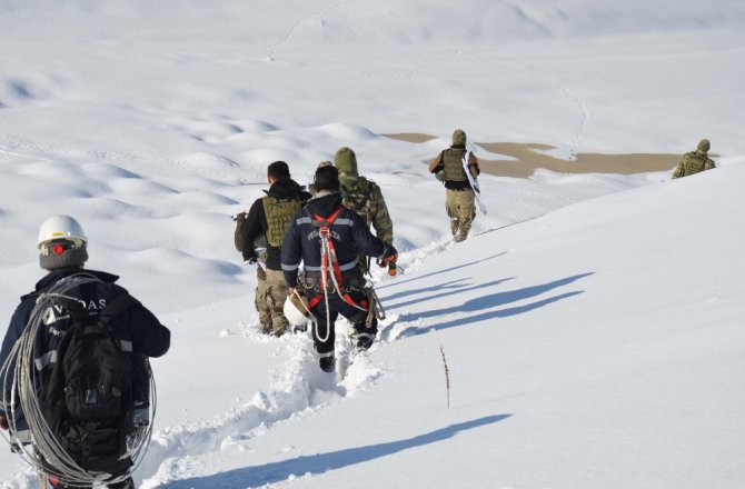 Mehmetçik vatandaşın elektriksiz kalmaması için de devrede