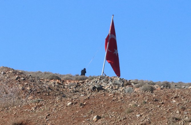 Afrin sınırına dev Türk bayrağı