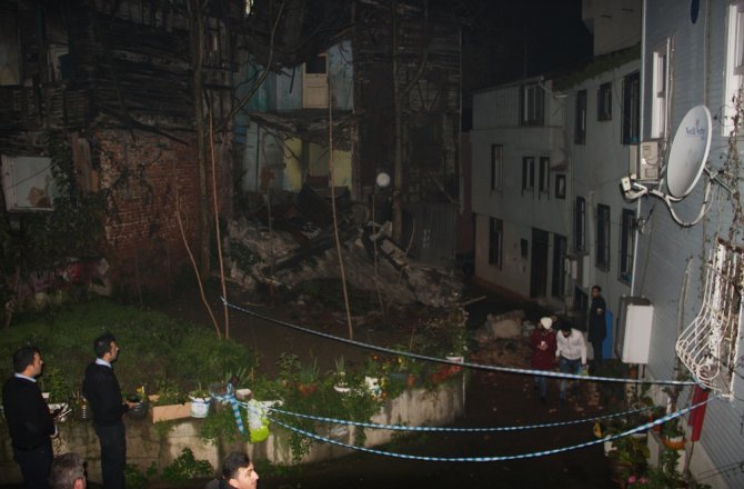 Beyoğlu’nda tarihi binada çökme meydana geldi