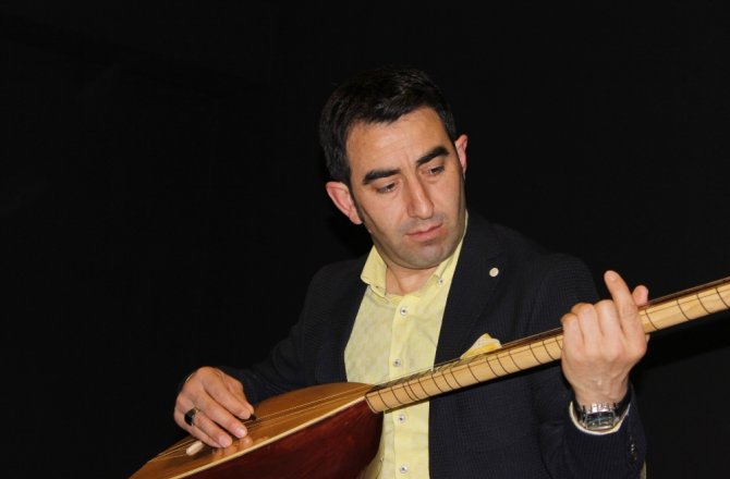 TÜRKÜSÜNÜ, MEHMETÇİK İÇİN OKUDU