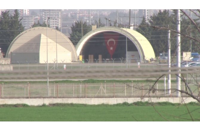 F-16 hangarına dev Türk bayrağı asıldı