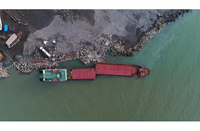 İşte karaya oturup ikiye bölünen gemi