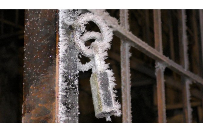 Soğuk hava bina kilitlerini dondurdu