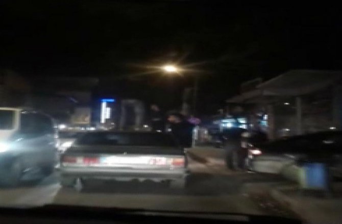 Otomobilin üstünde tehlikeli yolculuk