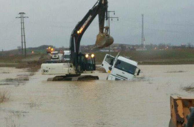 Dere taştı, yol trafiğe kapandı