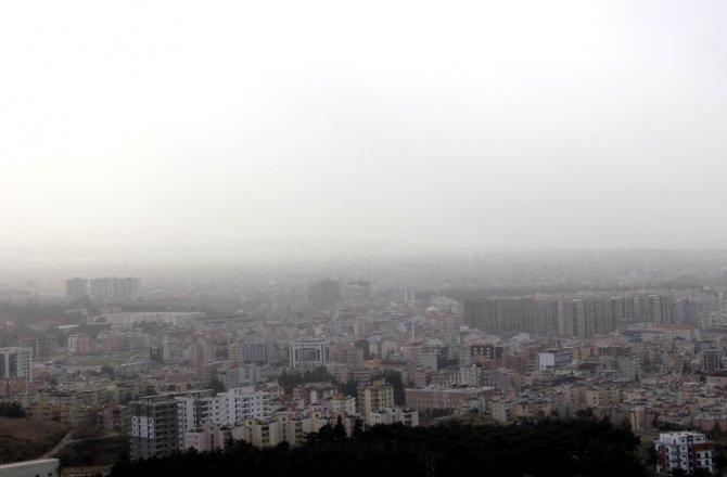İskenderun’u toz bulutu kapladı