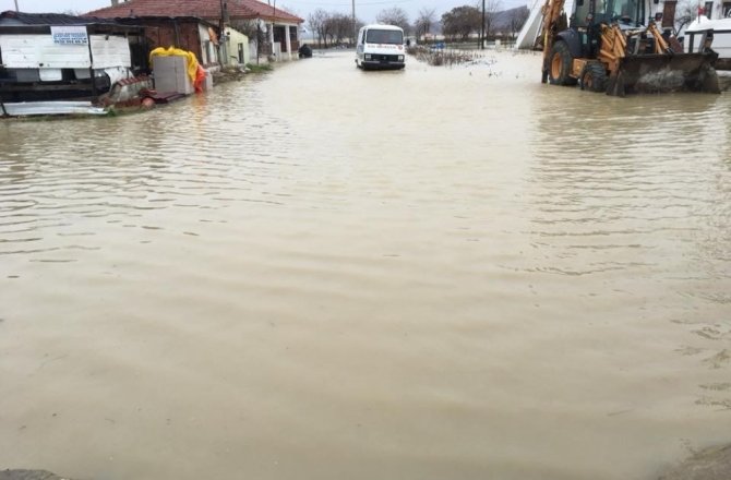 Sağanak yağış, sahille denizi birleştirdi