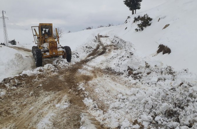ÇAĞLAYANCERİT’TE KAR TEMİZLİĞİ YAPILDI
