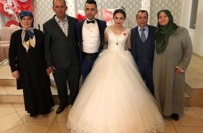 Evlenirken operasyon arkadaşlarını unutmadı