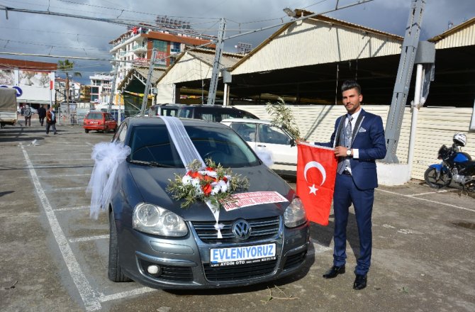 Düğün arabasını çiçek yerine "zeytin dalı" ile süslediler
