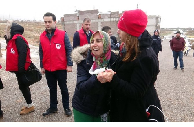 EVİNE ROKET DÜŞEN AİLE GÖZYAŞLARINA HAKİM OLAMADI