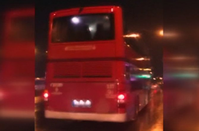 VİCDANSIZLIK PES DEDİRTTİ! GAZİYİ YAĞMURLU HAVADA OTOBÜSTEN İNDİRDİ