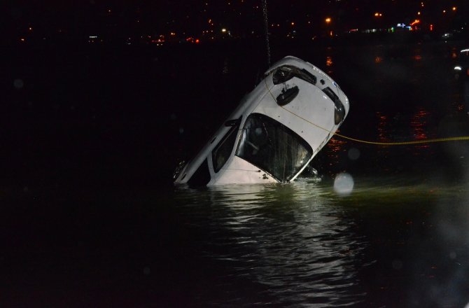 POLİS ARACI DENİZE DÜŞTÜ: 1 POLİSİMİZ KAYIP!