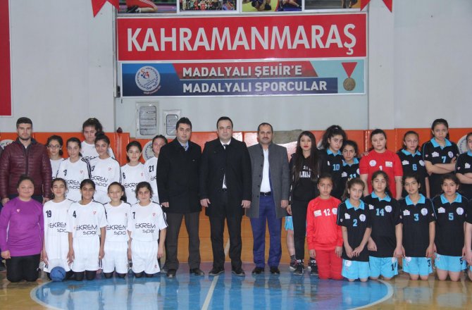 KÜÇÜK HENTBOLCULAR İL BİRİNCİSİ OLMAK İÇİN MÜCADELE ETTİLER