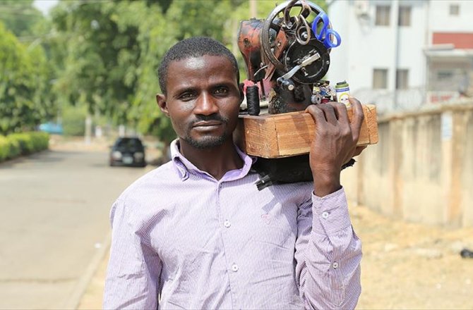 TERZİLER HEM GEZİP HEM DİKİYORLAR