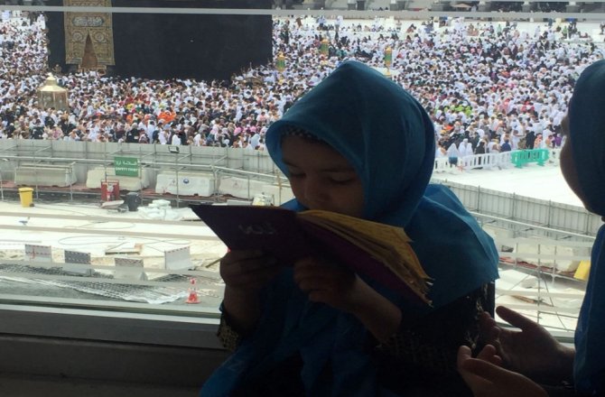 KÂBE’DE MEHMETÇİK’E VE TAYYİP DEDESİNE DUA ETTİ