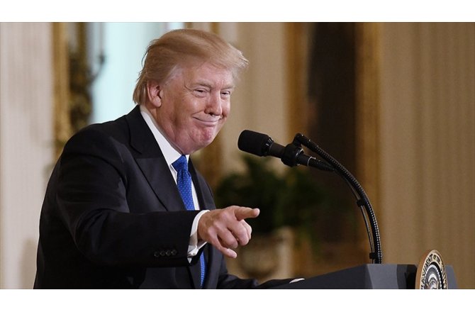 Müzeden Trump'a tablo yerine altın klozet teklifi