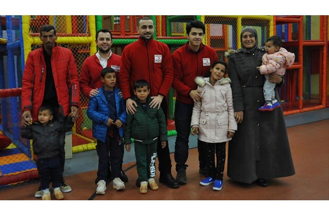 Suriyeli kardeşler ilk kez lunaparka gitti