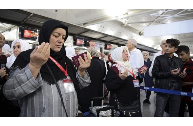 Şehit yakınları ve gaziler umreye gitti