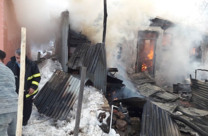 AHIRDA YANGIN ÇIKTI 33 HAYVAN CAYIR CAYIR YANDI