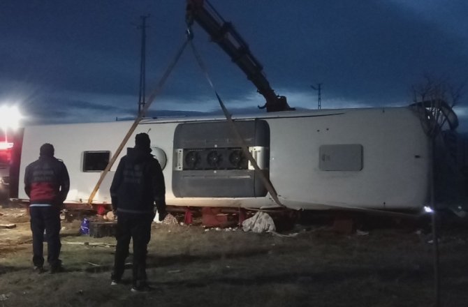 VAN'DA YOLCU OTOBÜSÜ YAN YATTI: ÇOK SAYIDA ÖLÜ VE YARALILAR