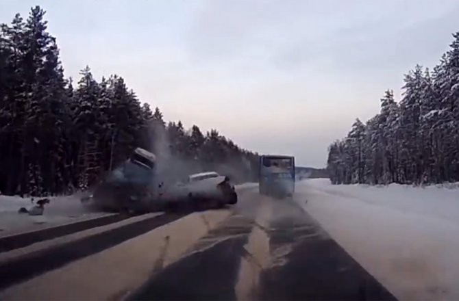 OTOMOBİLLER KAFA KAFAYA ÇARPIŞTI: ÖLÜ VE YARALI VAR