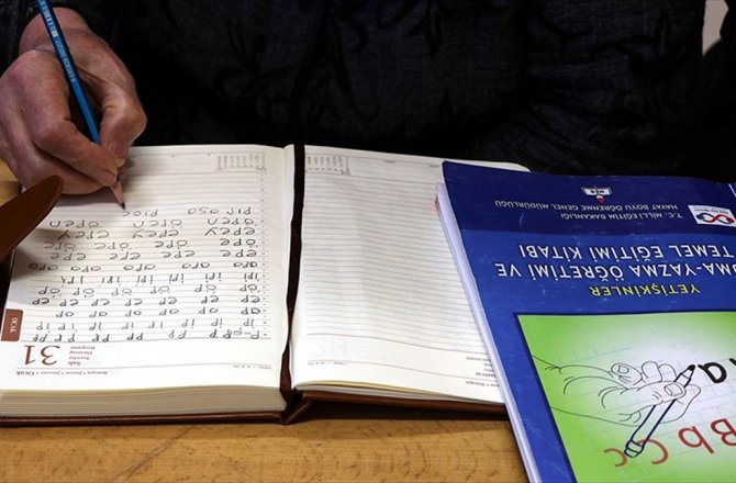 MEB OKUMA YAZMA SEFERBERLİĞİ İÇİN SAHAYA İNİYOR