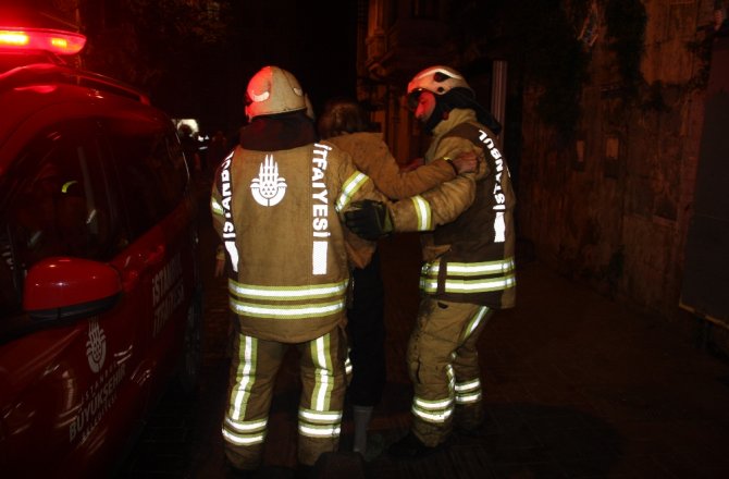BEYOĞLU’NDA OTELDE YANGIN: 6 KİŞİ MAHSUR KALDI
