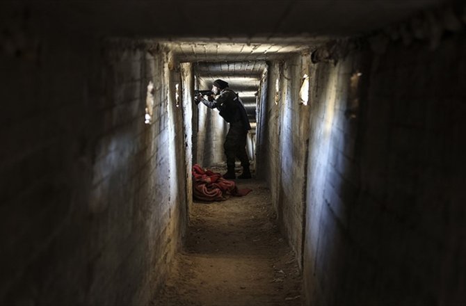 AFRİN'DE TERÖRİSTLERİN GİZLENDİĞİ LABİRENT TÜNELLER BULUNDU