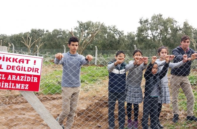 "MAĞDURUM" DEDİ ÖĞRENCİ VE ÇİFTÇİLERİ YOLSUZ BIRAKTI