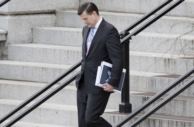 BEYAZ SARAY’IN KIDEMLİ DANIŞMANI İSTİFA ETTİ