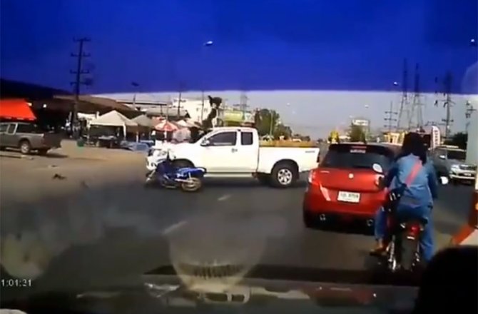 MOTOSİKLETLİ METRELERCE UÇTU