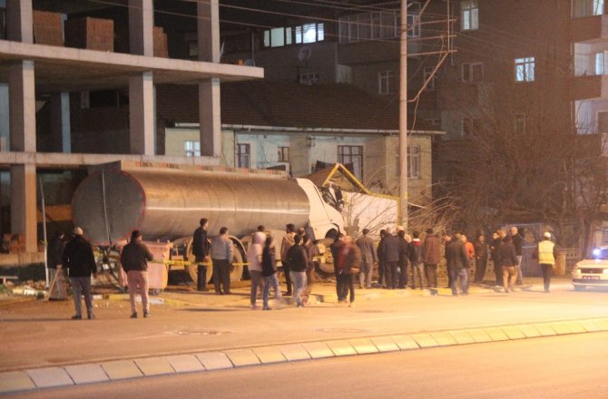 FRENİ BOŞALAN TANKER BEKÇİ KULÜBESİNE GİRDİ