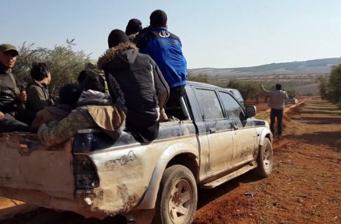 SURİYELİLER ÇATIŞMA BÖLGESİNDEN GÜVENLİ YERLERE KAÇIYOR