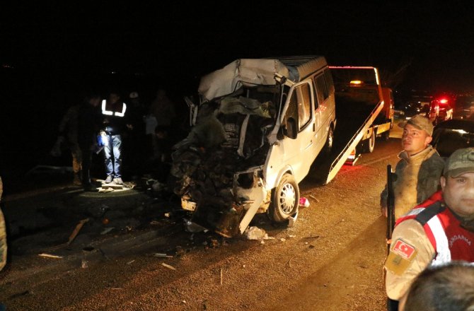 PARK HALİNDEKİ ASKERİ TIRA MİNİBÜS ÇARPTI: 4 ÖLÜ, 10 YARALI