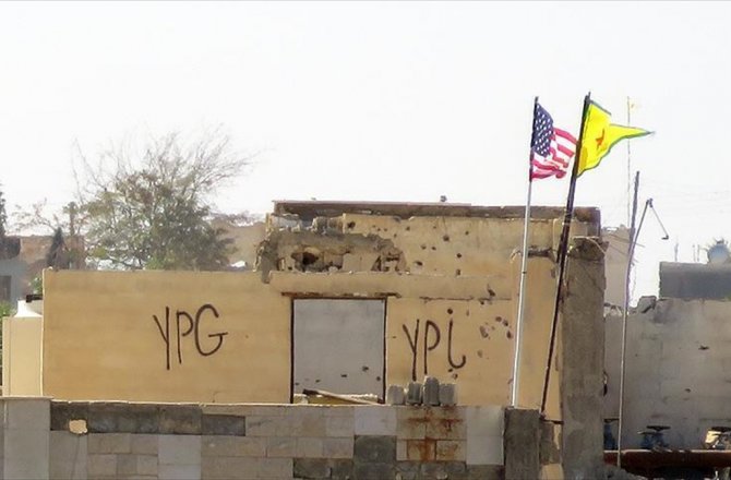 'ABD'DEN GELENLER DE YPG ÜNİFORMASI GİYİP KELEŞ TAŞIYORLARDI'