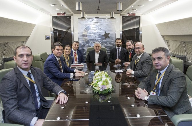 YILDIRIM UÇAKTA GAZETECİLERİN SORULARINI YANITLADI