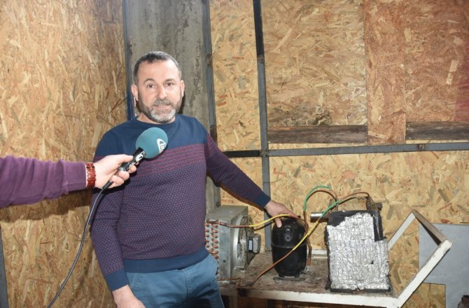 EVİNİ BUZDOLABIYLA ISITIYOR